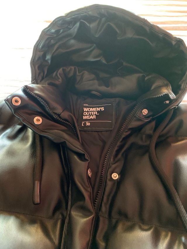 Abrigo acolchado negro con capucha