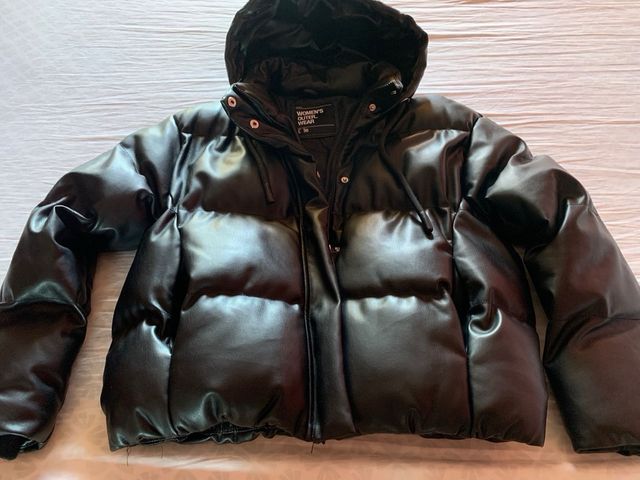 Abrigo acolchado negro con capucha