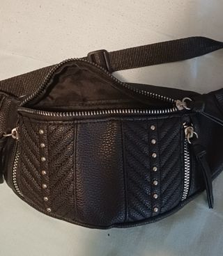 Riñonera negra con tachuelas