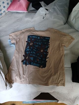 Camiseta azul con estampado de fases lunares