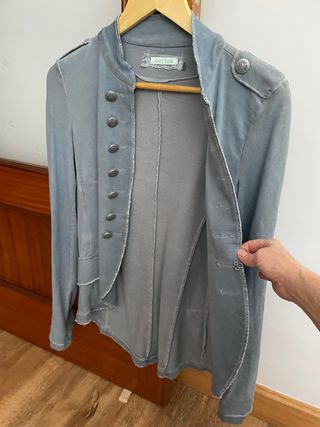 Chaqueta estilo militar desgastada