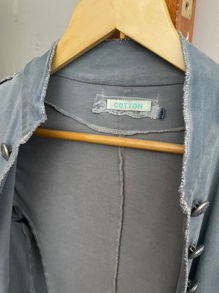 Chaqueta estilo militar desgastada