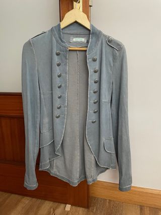 Chaqueta estilo militar desgastada