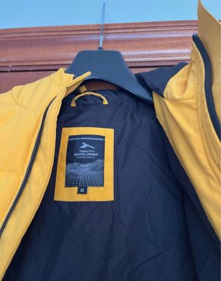 Abrigo de niño marca Tenth sin uso