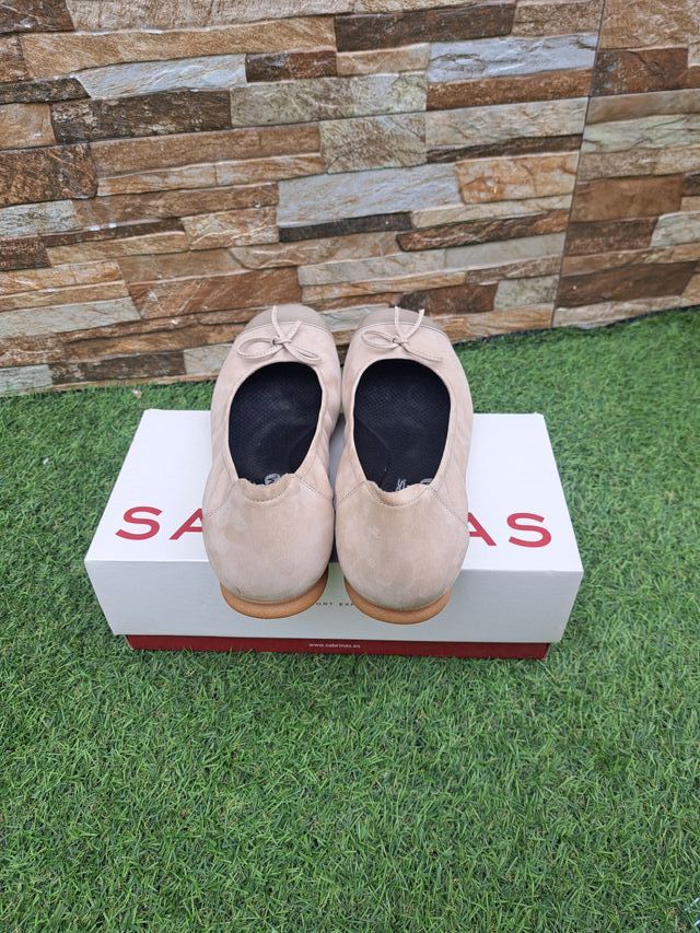 BAILARINAS BEIGE SABRINAS DE CHAROL NOBUK TALLA 40