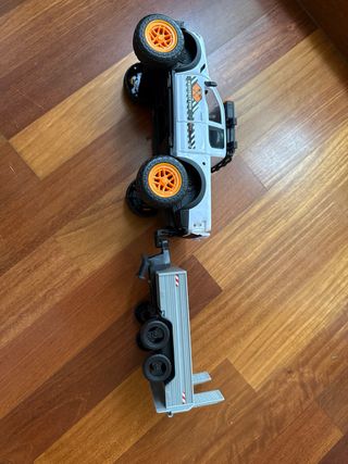 Coche de construcción con remolque