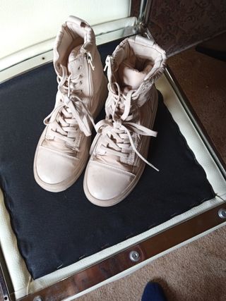 Botines Beige con Cordones y Cremallera