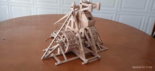 Maqueta Trebuchet con Escudo de Armas