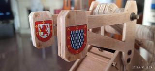Maqueta Trebuchet con Escudo de Armas