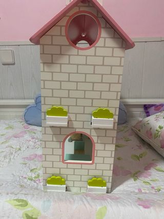 Casa de muñecas rosa y blanca