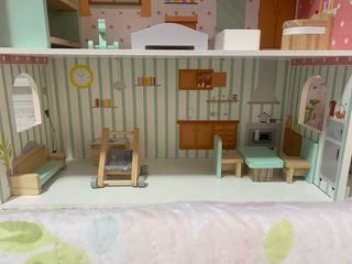 Casa de muñecas rosa y blanca