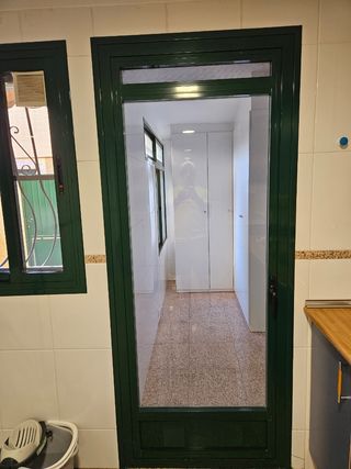 Puerta aluminio y cristal