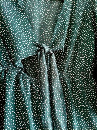Mono corto mujer nudo pecho verde