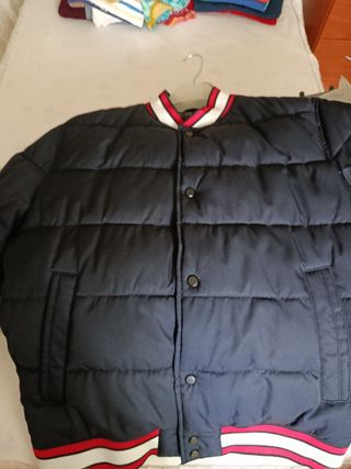 Cazadora Bomber Azul y Roja y jersey de lana Zara