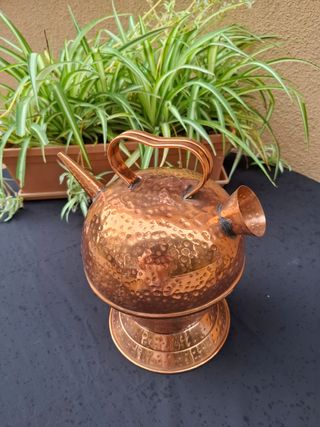 Cántaro de metal martillado