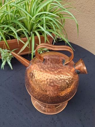 Cántaro de metal martillado
