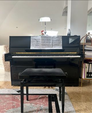 Piano vertical Biedermeyer mantenido permanente.