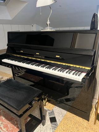 Piano vertical Biedermeyer mantenido permanente.