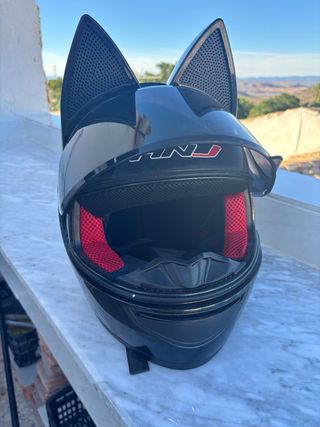 Casco de moto con orejas de gato