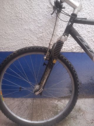 Bicicleta de montaña roja y negra