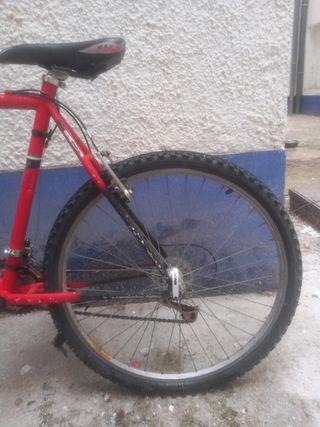 Bicicleta de montaña roja y negra