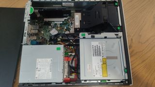 Ordenador de sobremesa para piezas.