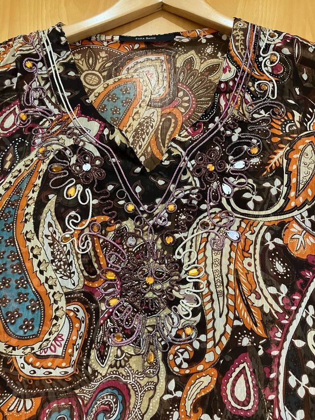 Blusón con pedrería, purpurina y bordados brillant