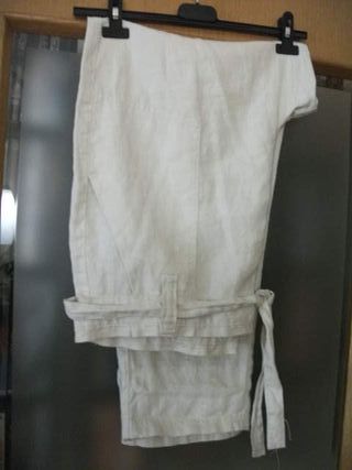 Pantalones blancos de lino, camiseta, y vestido