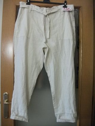 Pantalones blancos de lino, camiseta, y vestido