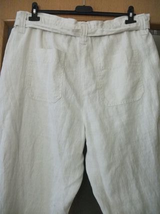 Pantalones blancos de lino, camiseta, y vestido