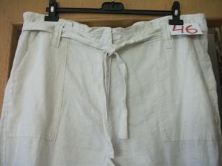 Pantalones blancos de lino, camiseta, y vestido