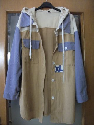 Pantalones blancos de lino, camiseta, y vestido
