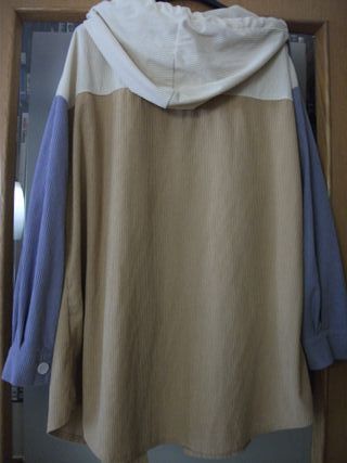 Pantalones blancos de lino, camiseta, y vestido