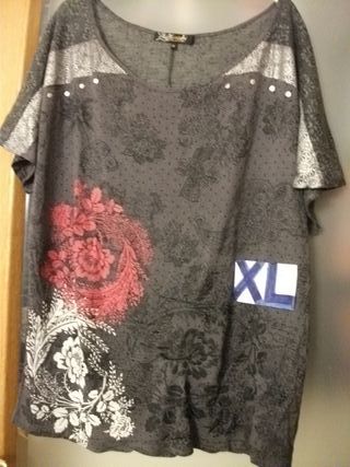 Pantalones blancos de lino, camiseta, y vestido
