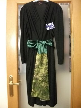 Pantalones blancos de lino, camiseta, y vestido