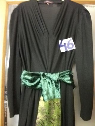 Pantalones blancos de lino, camiseta, y vestido