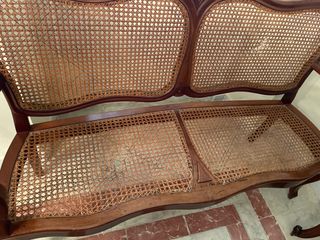 Sofá antiguo de rejilla