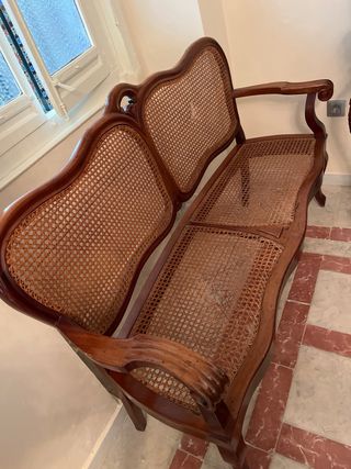 Sofá antiguo de rejilla