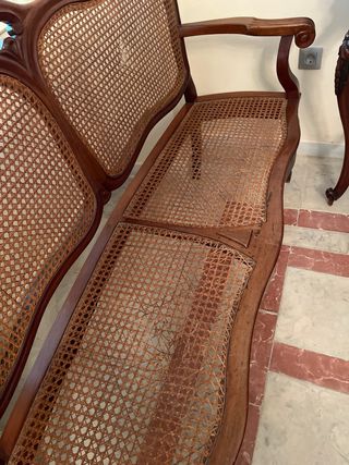 Sofá antiguo de rejilla