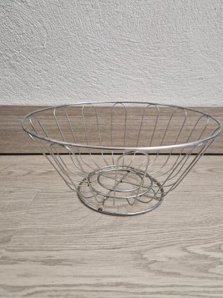 Frutero de metal plateado