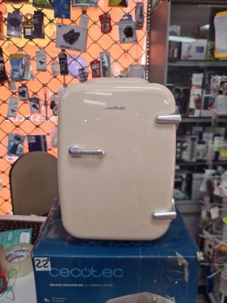 Nevera portátil Cecotec de 4 litros, color crema