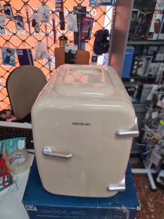 Nevera portátil Cecotec de 4 litros, color crema