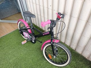 Bicicleta infantil Btwin rosa y negra