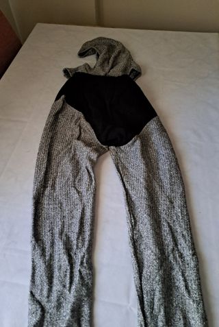 Traje medieval gris y negro. Pantalon +capucha