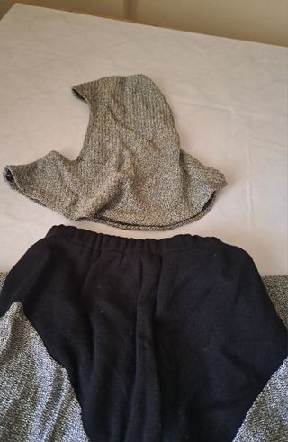 Traje medieval gris y negro. Pantalon +capucha
