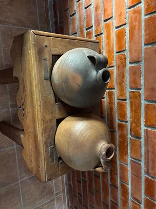 2 Cántaros de Barro con Mueble