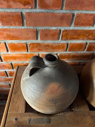 2 Cántaros de Barro con Mueble