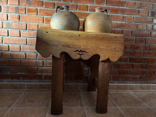 2 Cántaros de Barro con Mueble