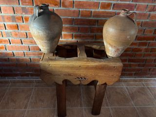 2 Cántaros de Barro con Mueble