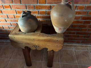 2 Cántaros de Barro con Mueble